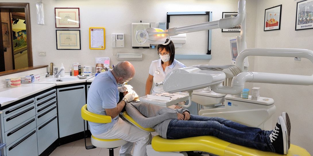 Paziente donna al momento della visita  dentistica