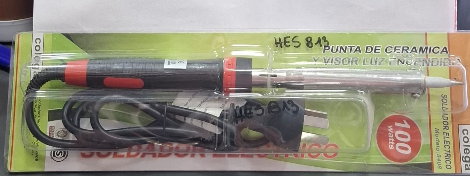 Kit de soldador en un paquete de plástico transparente con cable, mango rojo y tarjeta de respaldo amarilla.