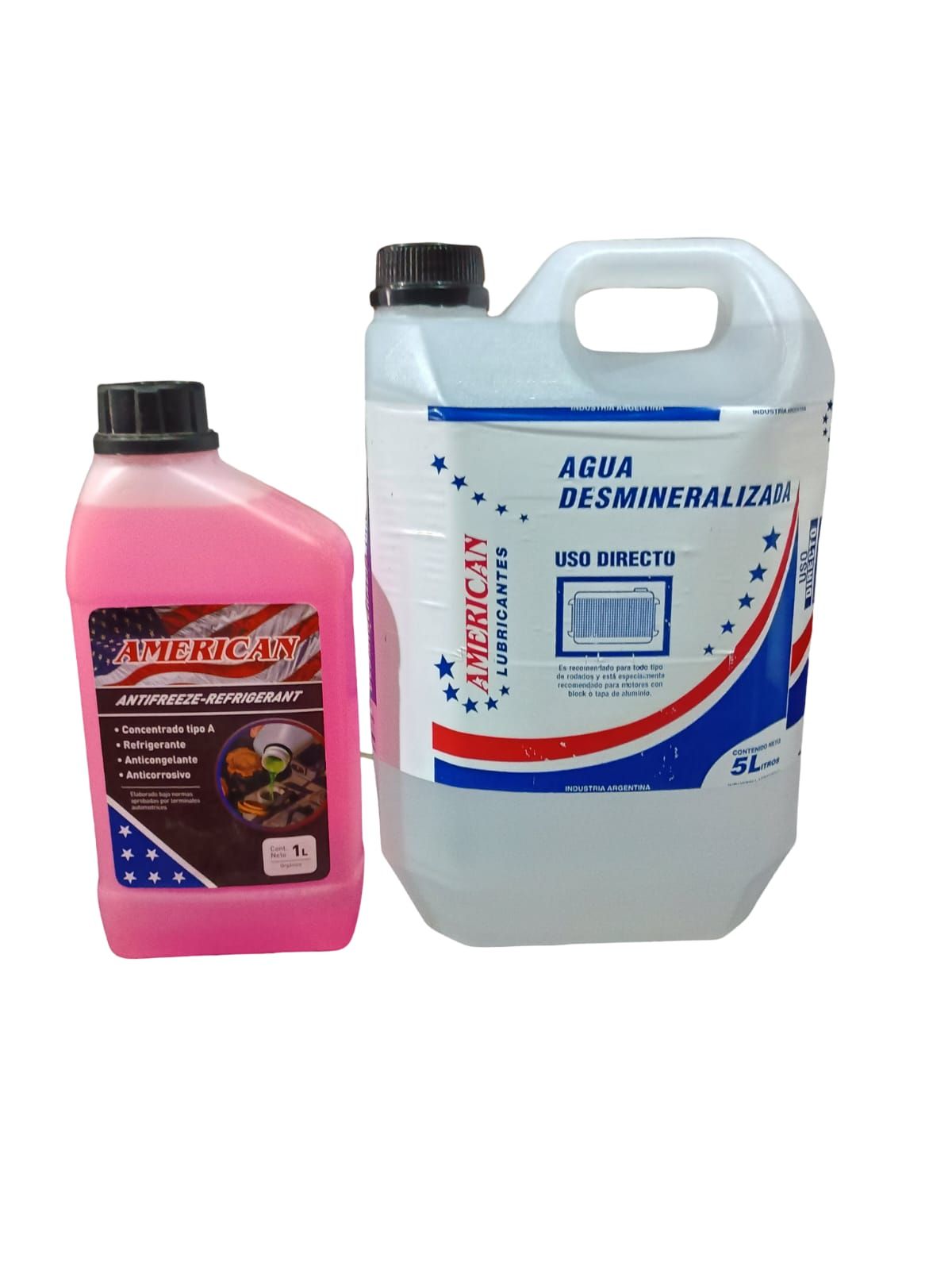 Dos envases de plástico para detergente, uno rosa y otro gris, con tapones y etiquetas negras sobre un fondo blanco.