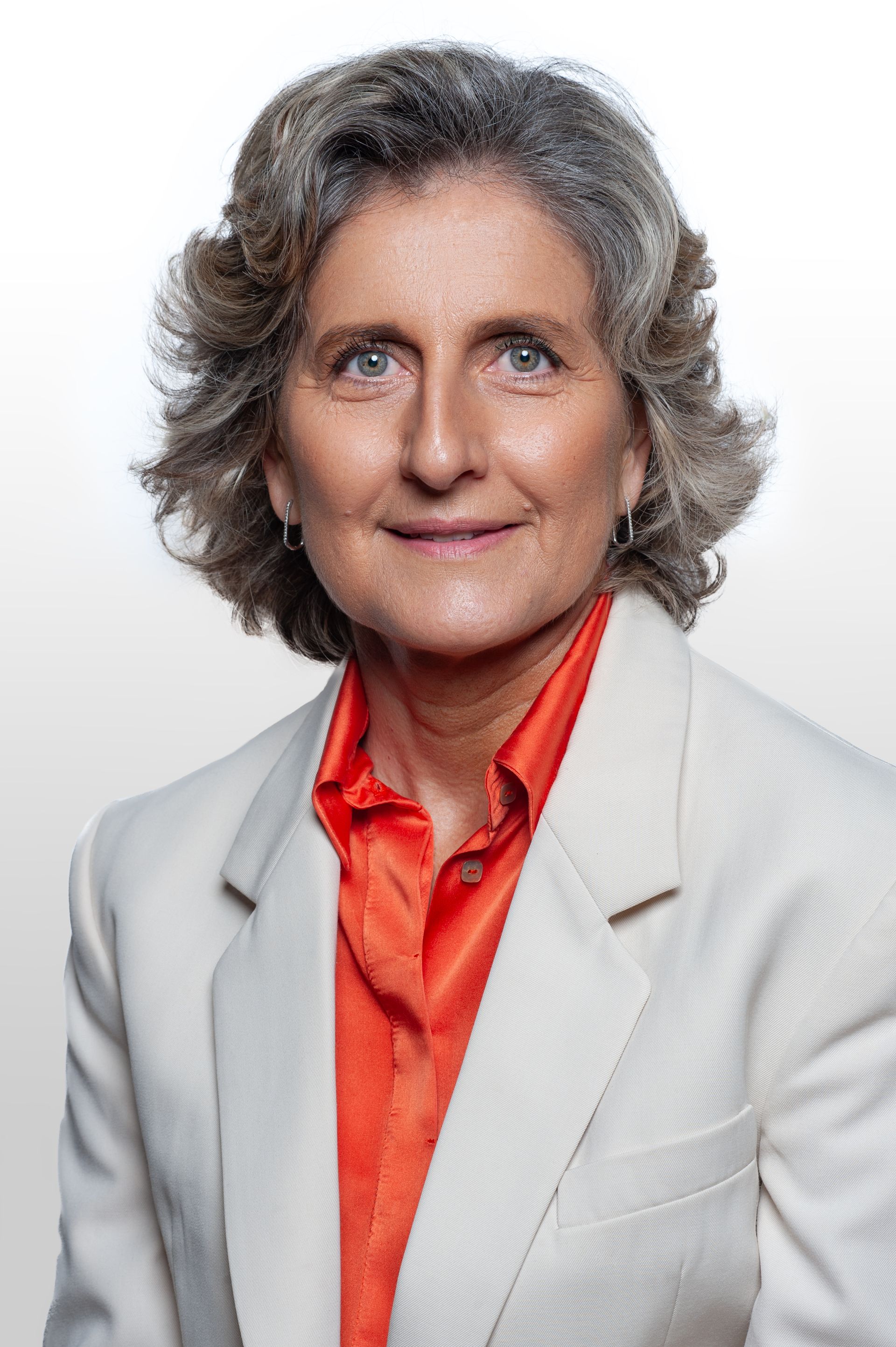 Retrato institucional de dirigente em contexto oficial, com iluminação sóbria