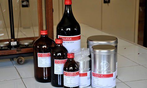 un set di bottiglie di aromi per dolci