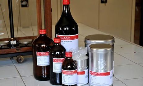 un set di bottiglie di aromi per dolci