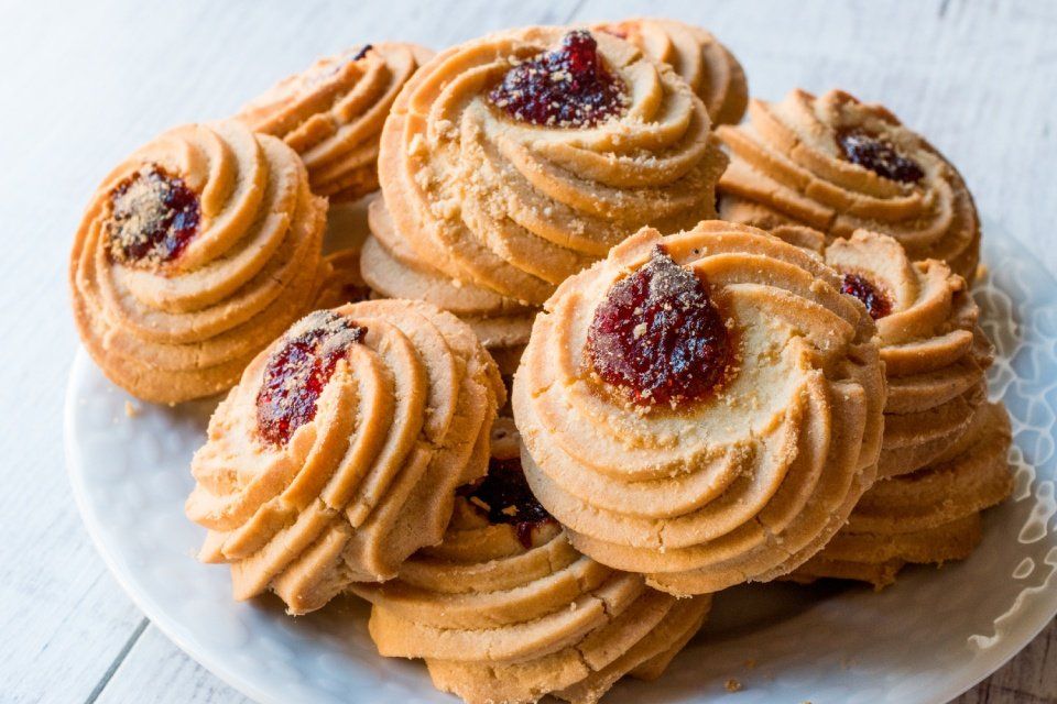 un piatto di frollini tondi