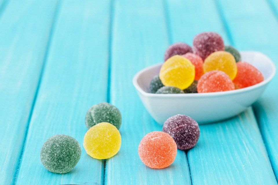 caramelle gommose poggiate su un tavolo azzurro