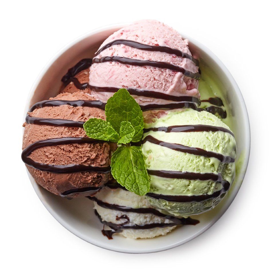 una coppa gelato con menta fresca