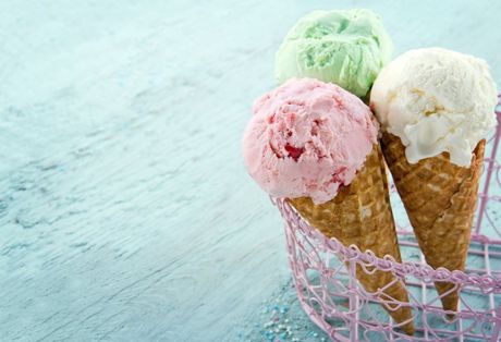 tre coni gelato in un cestino rosa