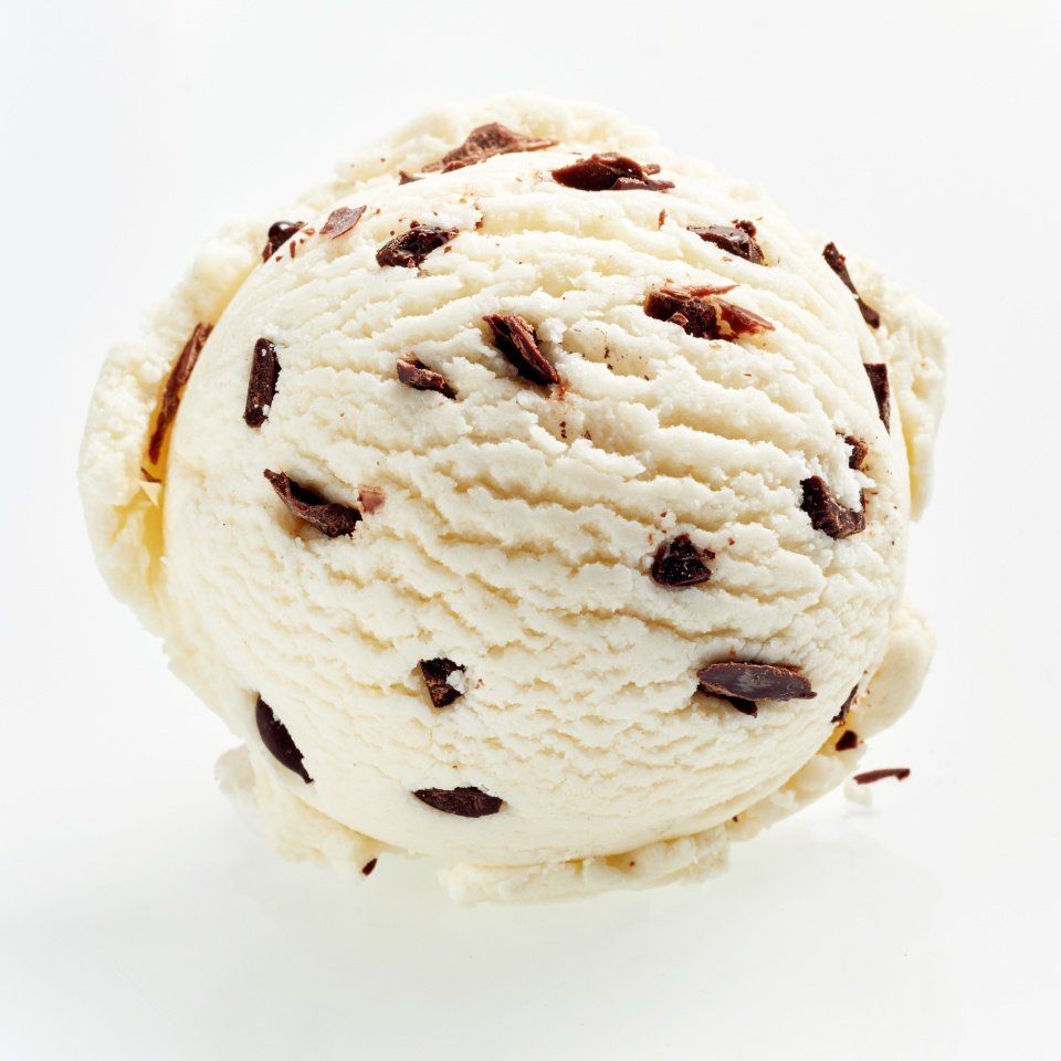 una pallina di gelato alla stracciatella