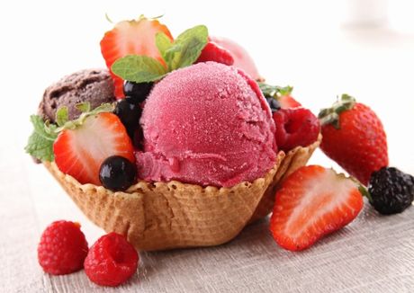 una cialda con gelato alla fragola