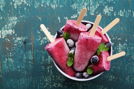 una coppetta con ghiaccioli ai frutti di bosco