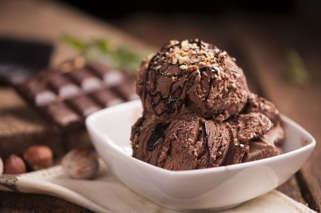 una ciotola di gelato al cioccolato con granella