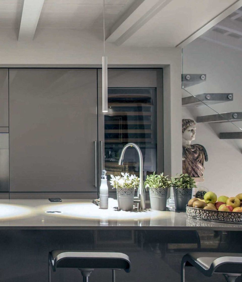 Spazio espositivo con cucina e illuminazione led a Milano