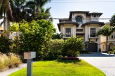 A large house with a mailbox in front of it