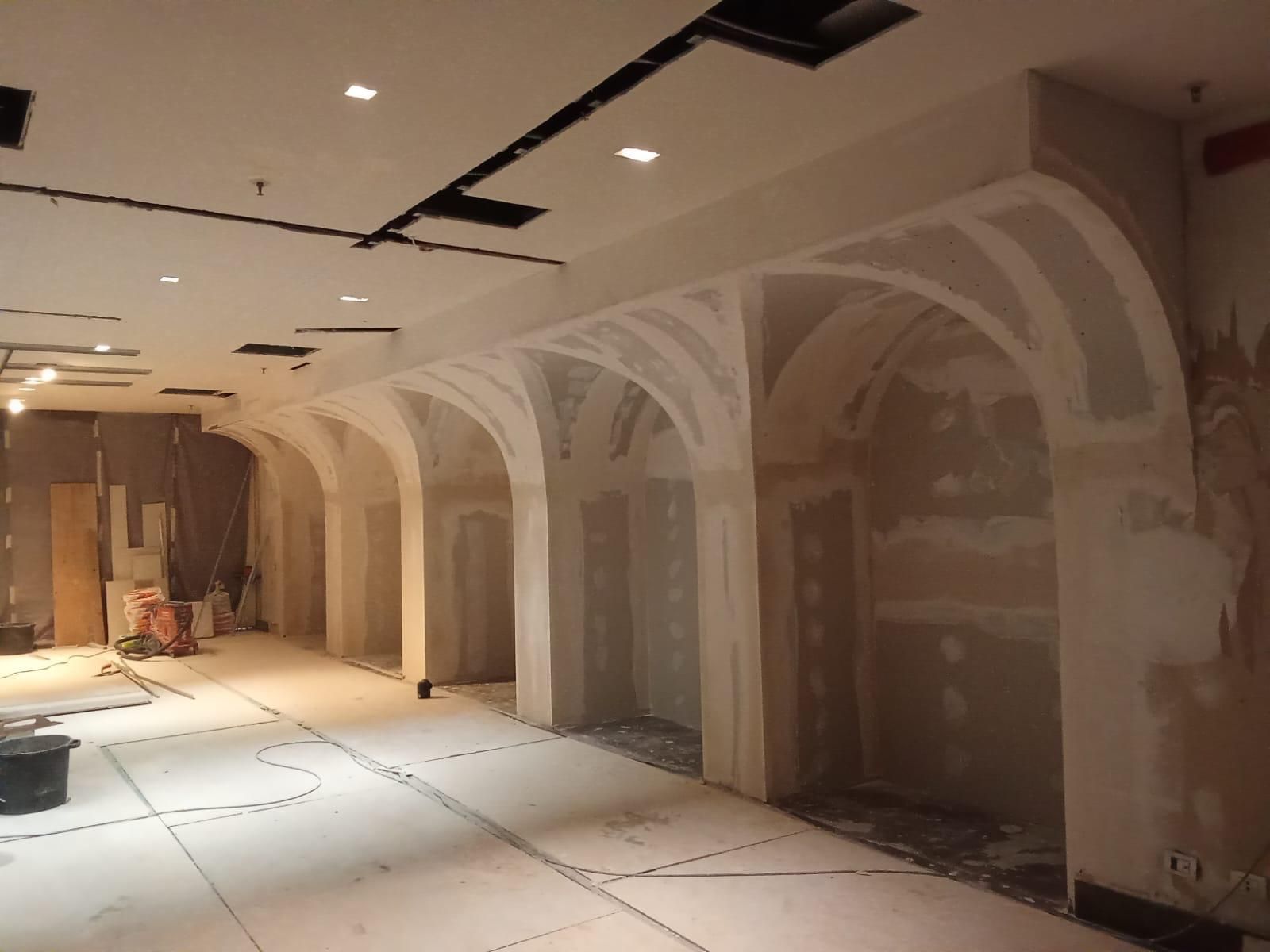 Una grande stanza con molte colonne e archi