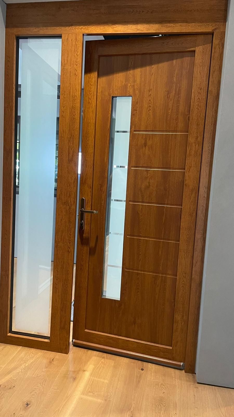 Una porta di legno con una finestra di vetro in una stanza.