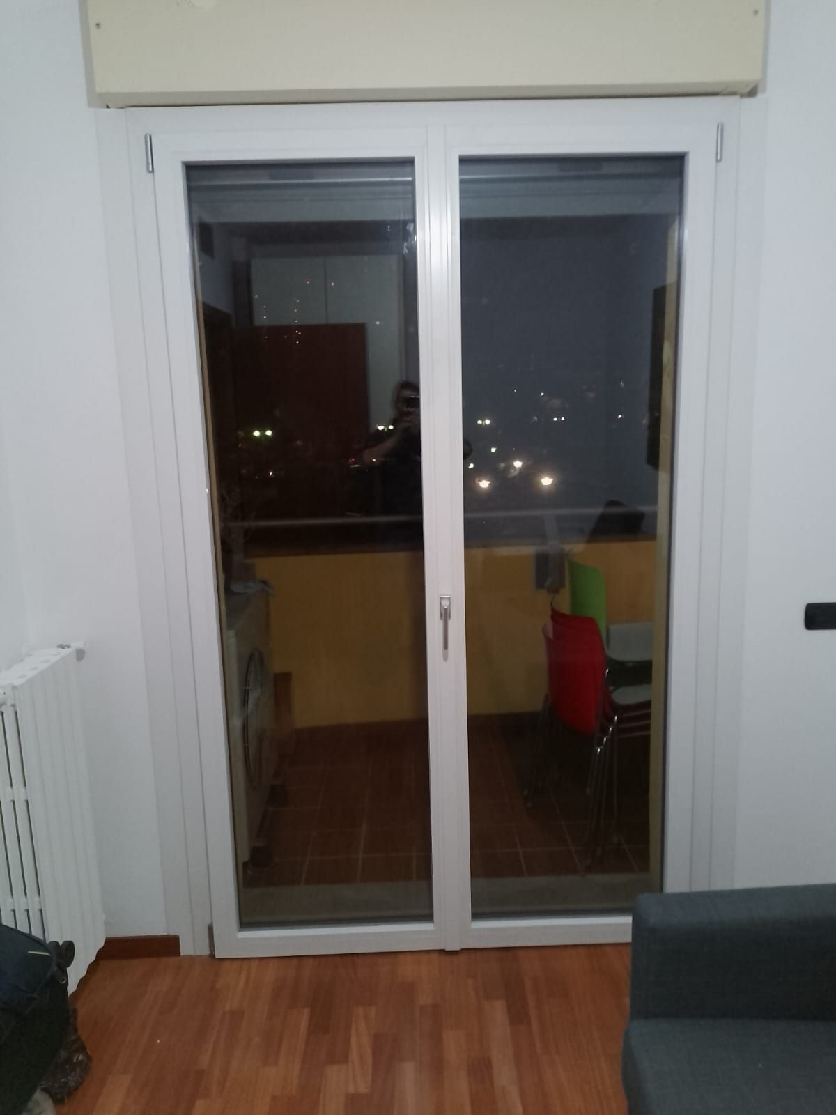 Un soggiorno con un divano e una porta scorrevole in vetro