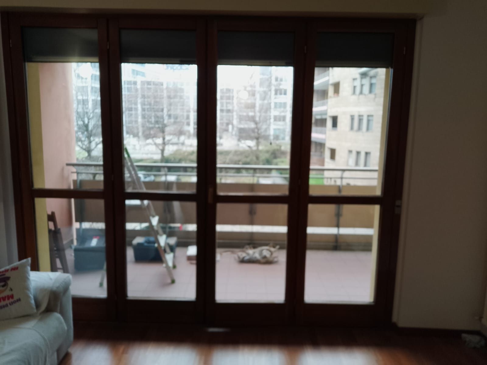 Un soggiorno con porte scorrevoli in vetro che conducono a un balcone