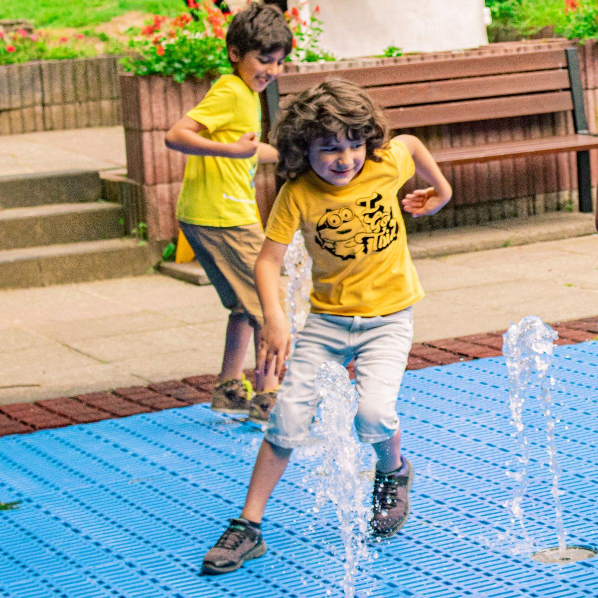 Spelende kinderen met water  - Sprookjesbos Valkenburg