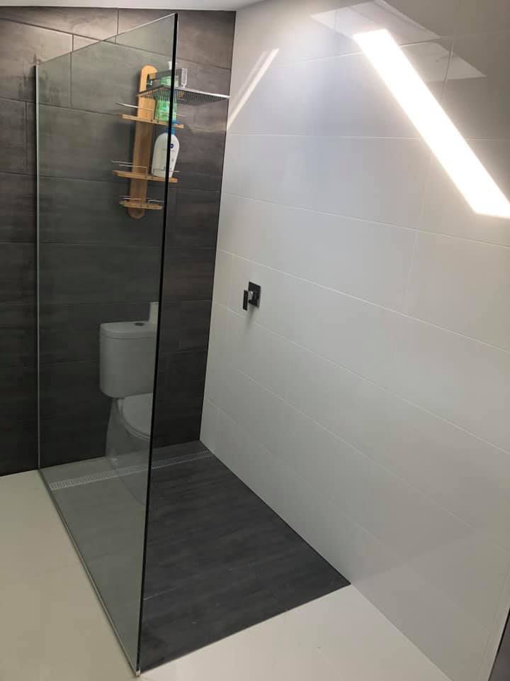 Bathroom with Shower Screens