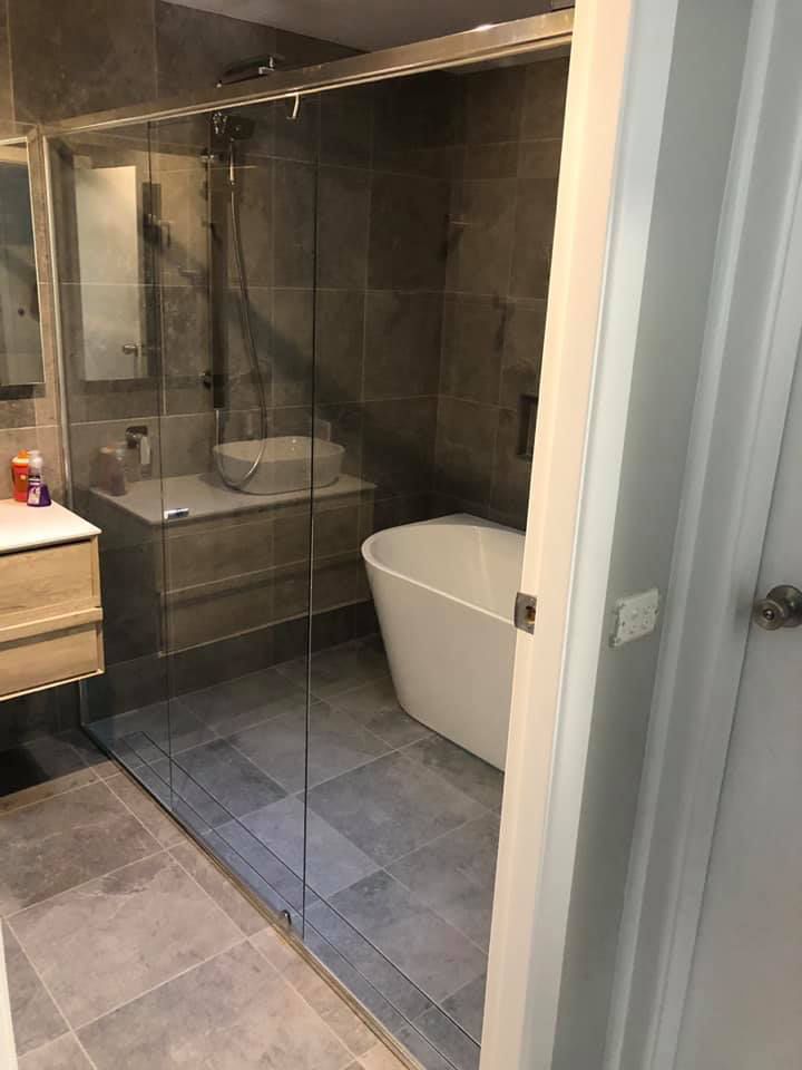 Shower Screen with Bath Tub