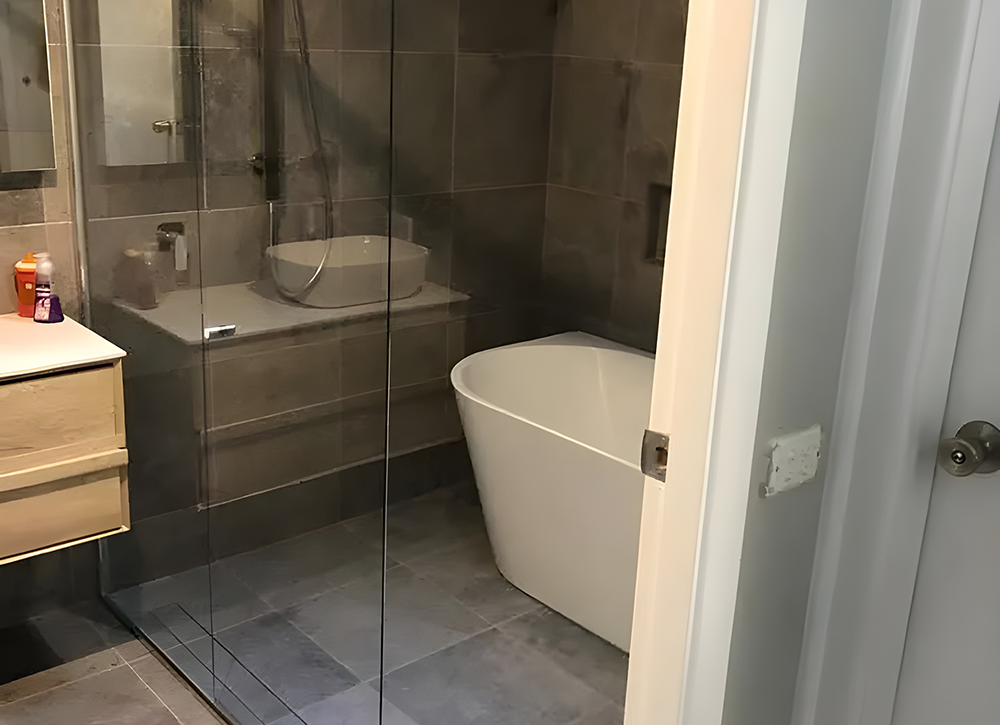 Shower Screen with Bath Tub
