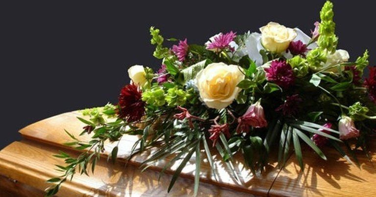 corona di fiori su bara