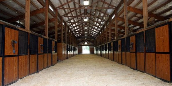 photo of Lenux Stables indoor barn aisle in main barn