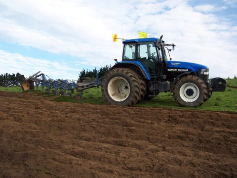 Johnstone Contracting ploughing in Southern Southalnd