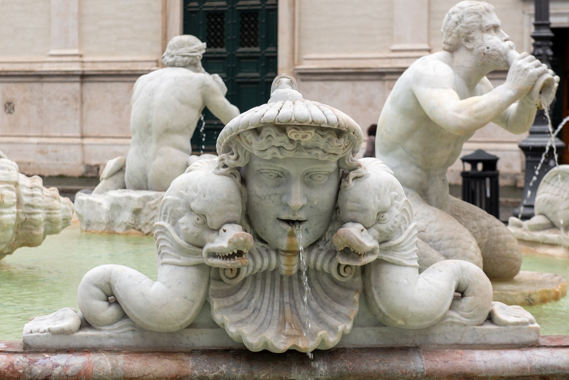 Una macchina da scrivere nera d'epoca è appoggiata su una scrivania di legno accanto a una pila di libri.