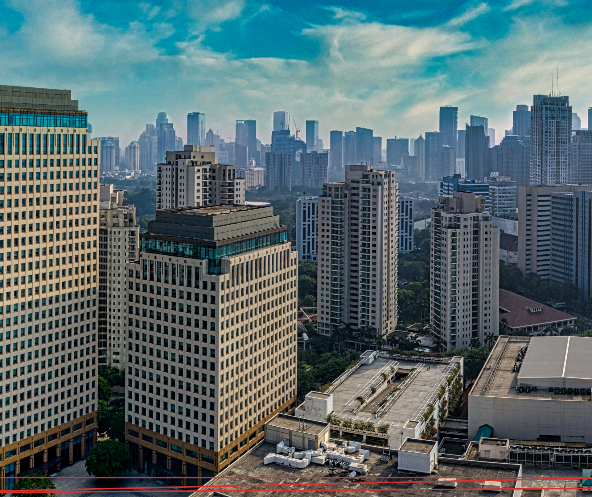 Un moderno edificio dalle linee curve si riflette in una calma e scura pozza d'acqua al crepuscolo.