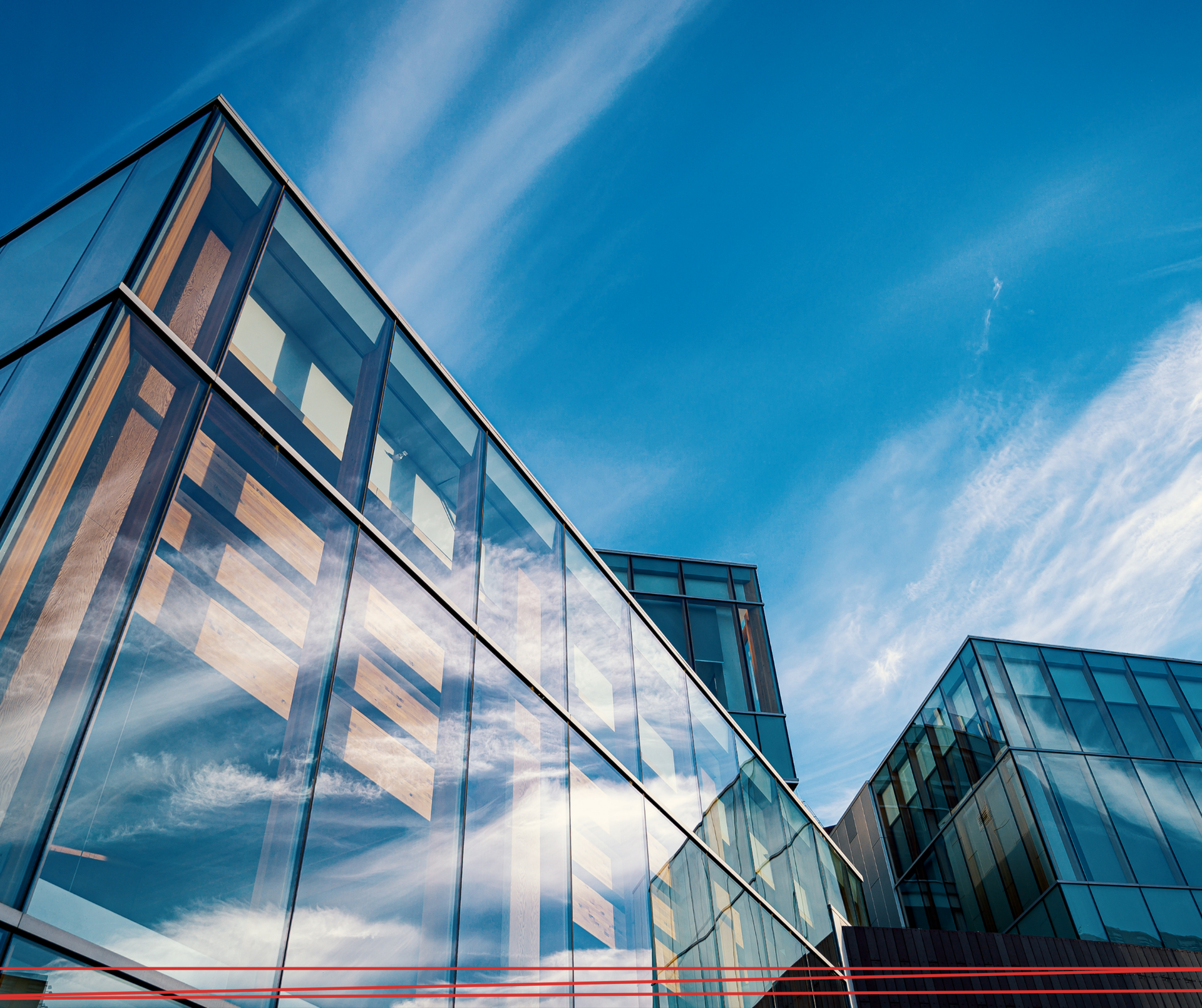 Una pila verticale di tre blocchi di legno che formano la parola