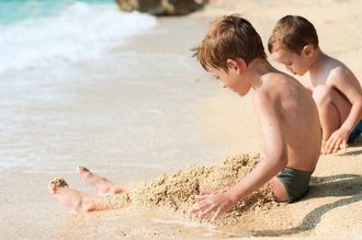 bambini giocano in riva al mare