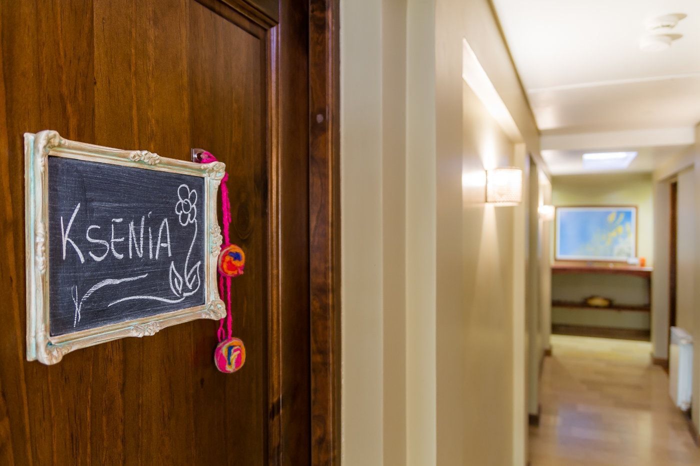 Una puerta con un cartel que dice Ksenia.