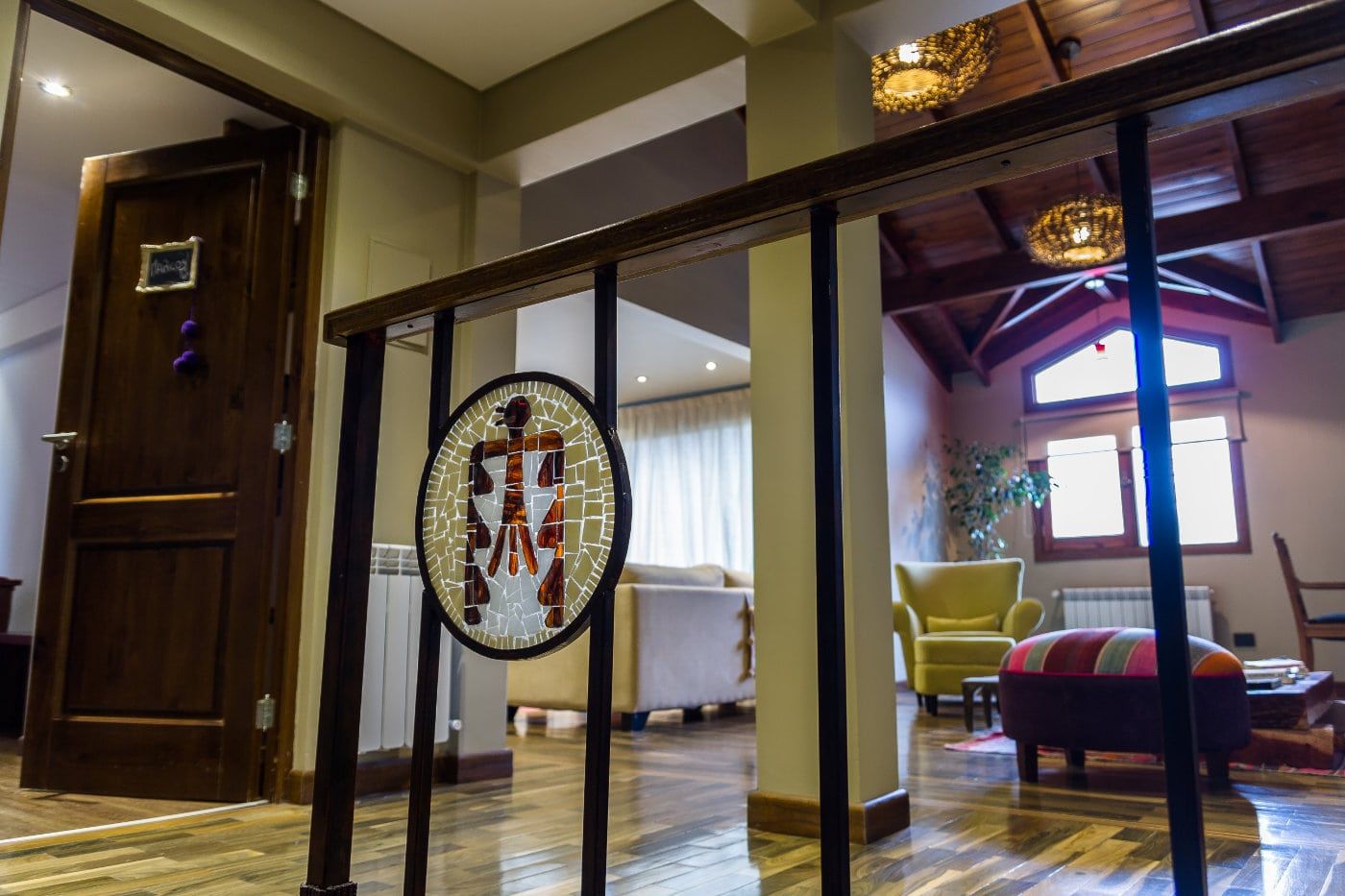 Una escalera que conduce a una sala de estar con barandilla de hierro forjado.