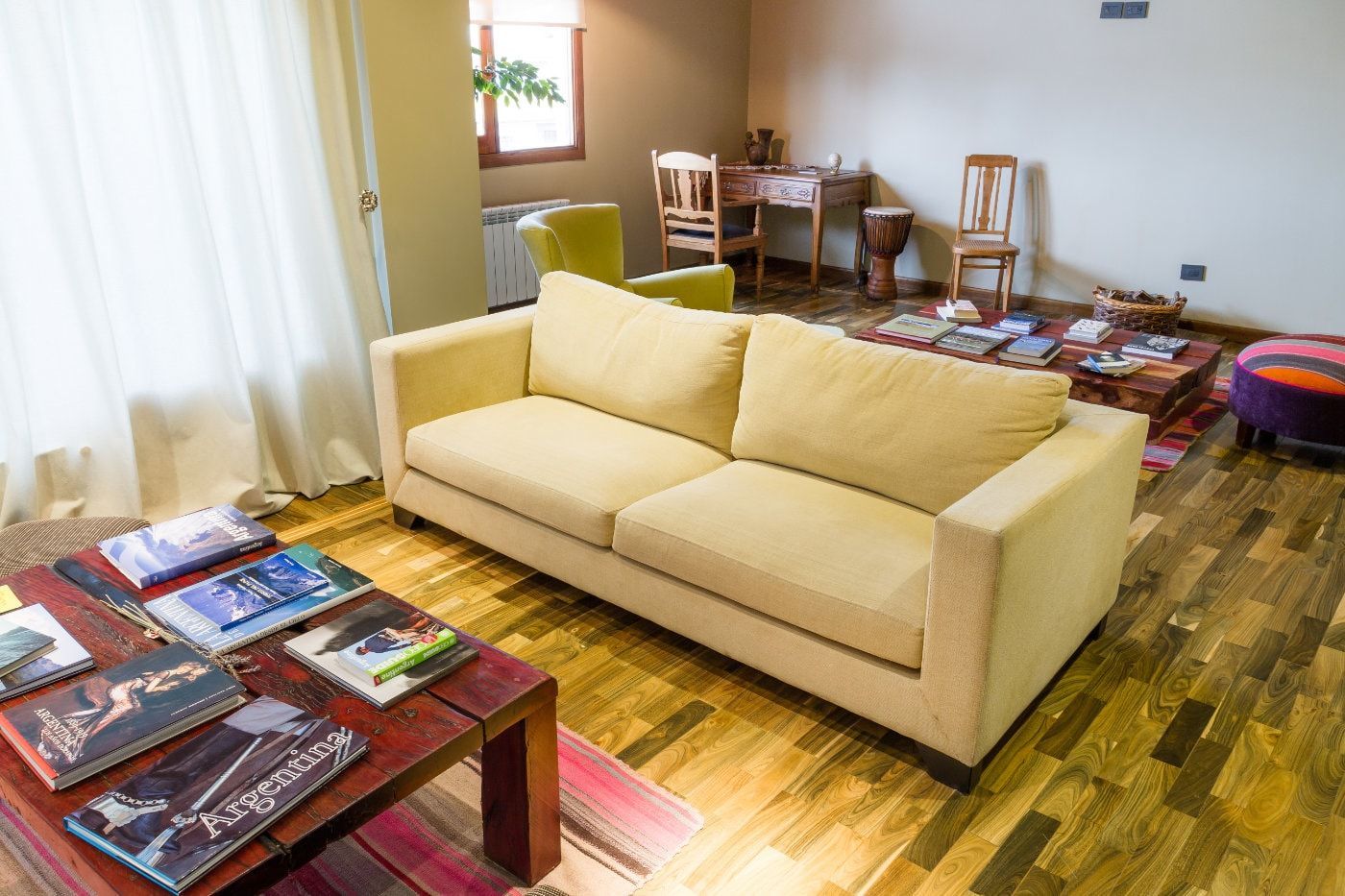 Una sala de estar con un sofá y una mesa con revistas encima.