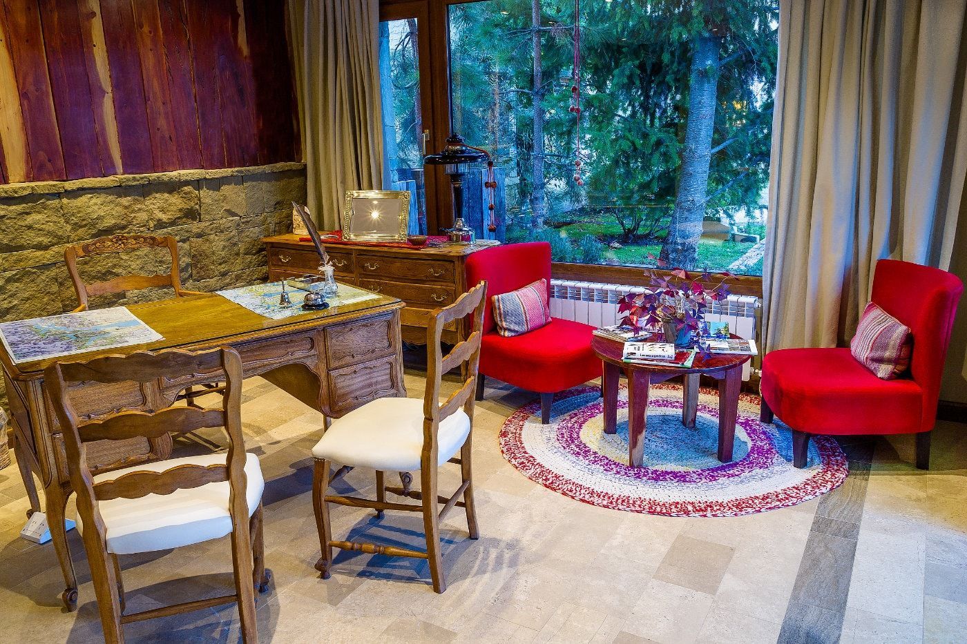 Una sala de estar con una mesa, sillas y una alfombra.