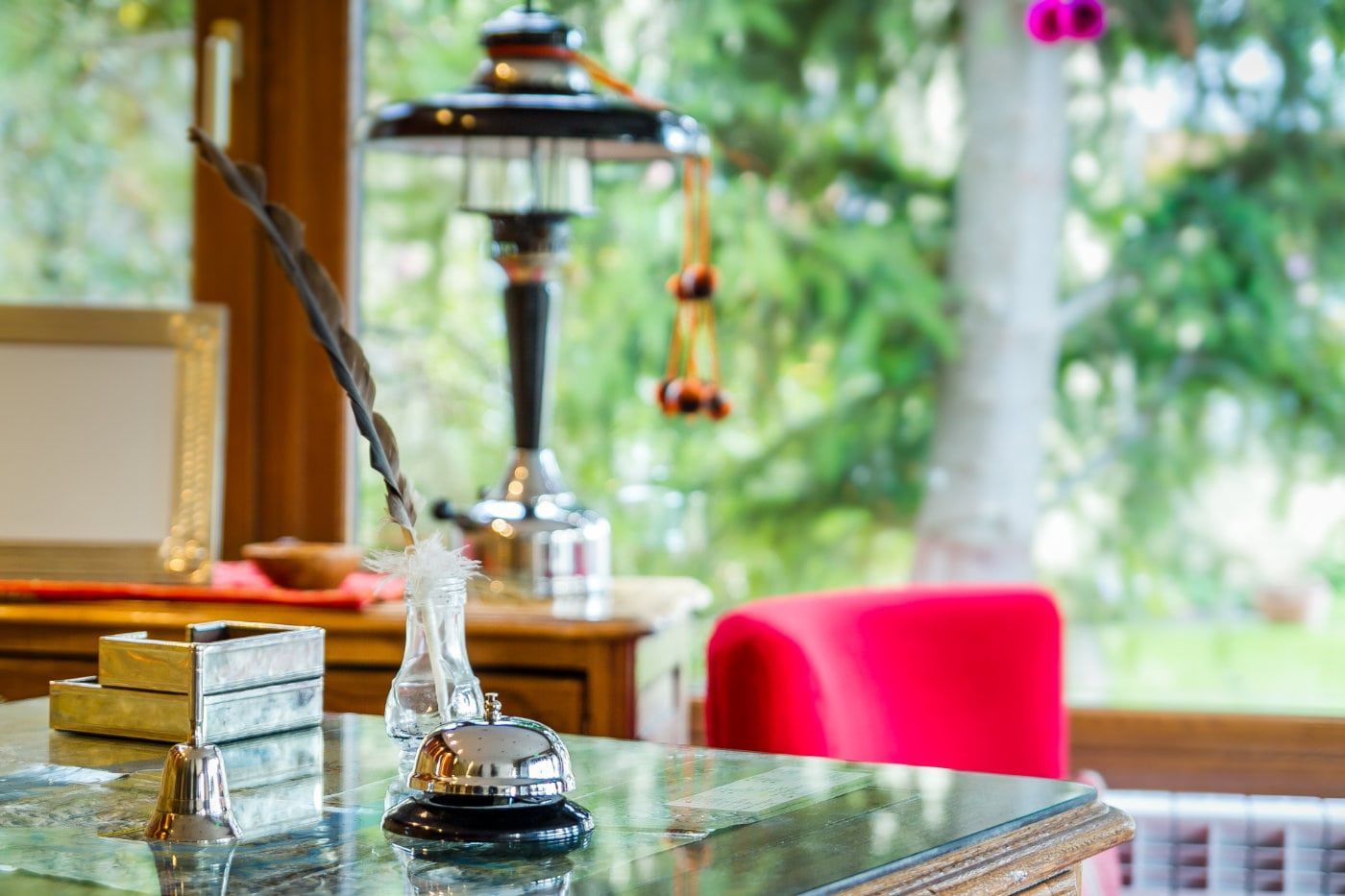 Una mesa con una lámpara y un bolígrafo sobre ella.