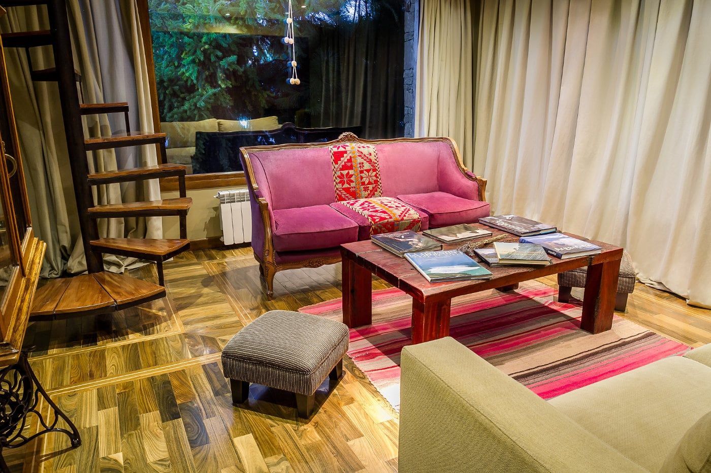 Una sala de estar con un sofá, una mesa de café y escaleras.