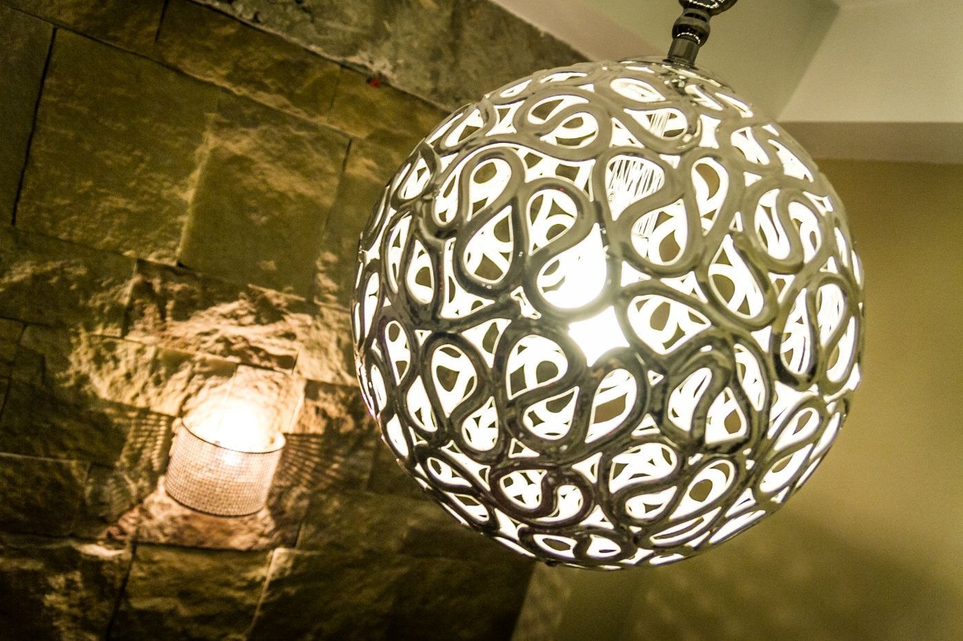 Una lámpara que cuelga del techo con una luz en su interior.