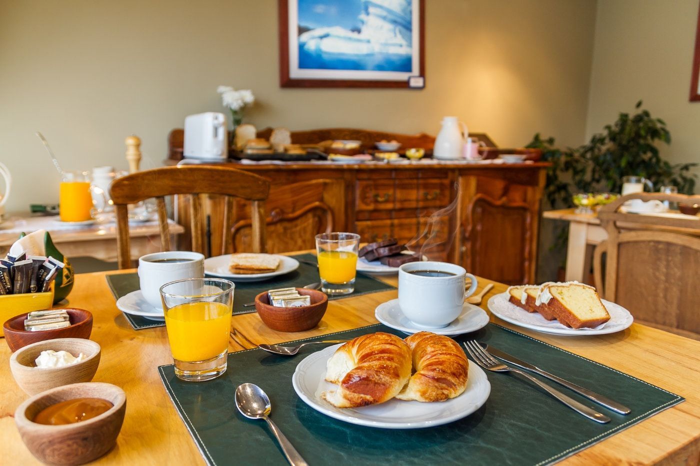 Una mesa de madera cubierta con platos de comida y bebidas.