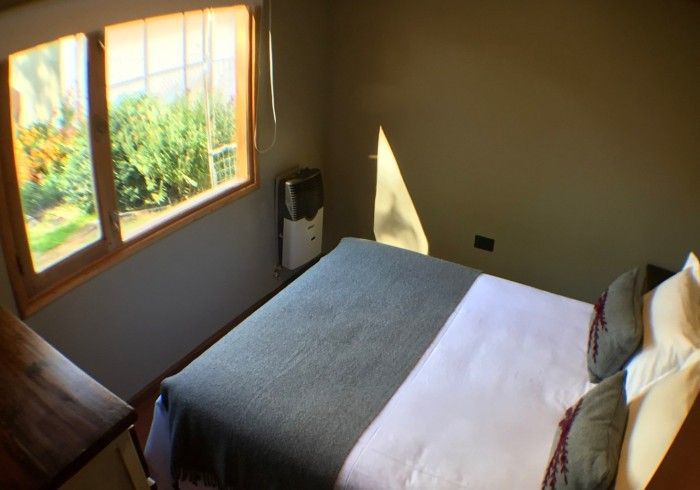 Un dormitorio con una cama king size y una ventana.