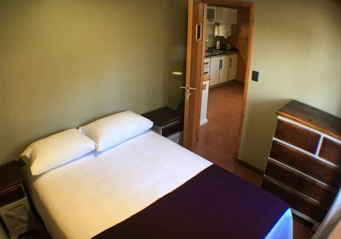 Un dormitorio con una cama grande y una cómoda.