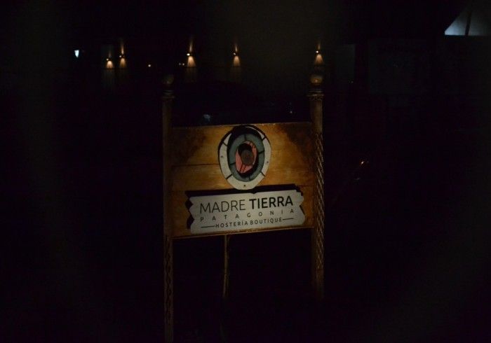 Un cartel que dice Madre Tierra está iluminado en la oscuridad.