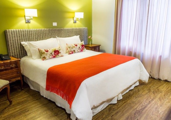 Una habitación de hotel con una cama y una ventana.