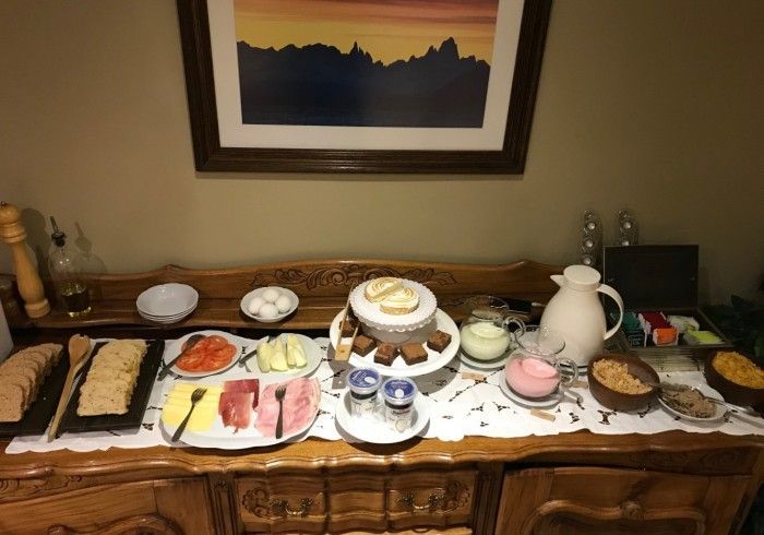 Un aparador de madera con una variedad de alimentos encima.