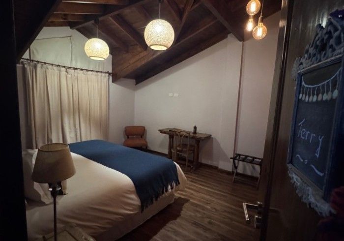 Un dormitorio con una cama y un cartel que dice lo siento