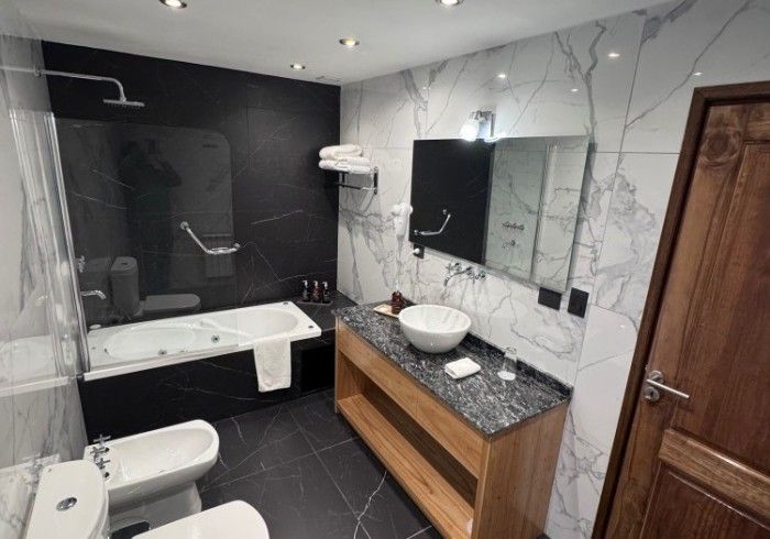 Un baño con bañera, lavabo, inodoro y ducha.