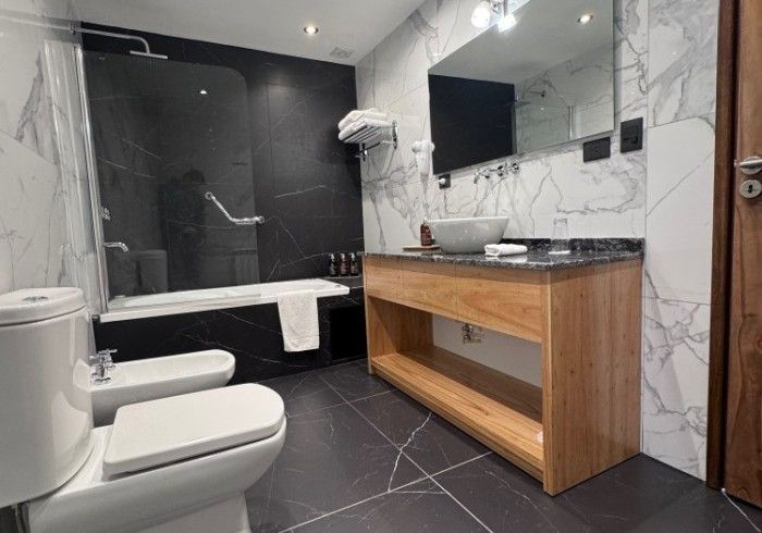Un baño con inodoro, lavabo y bañera.
