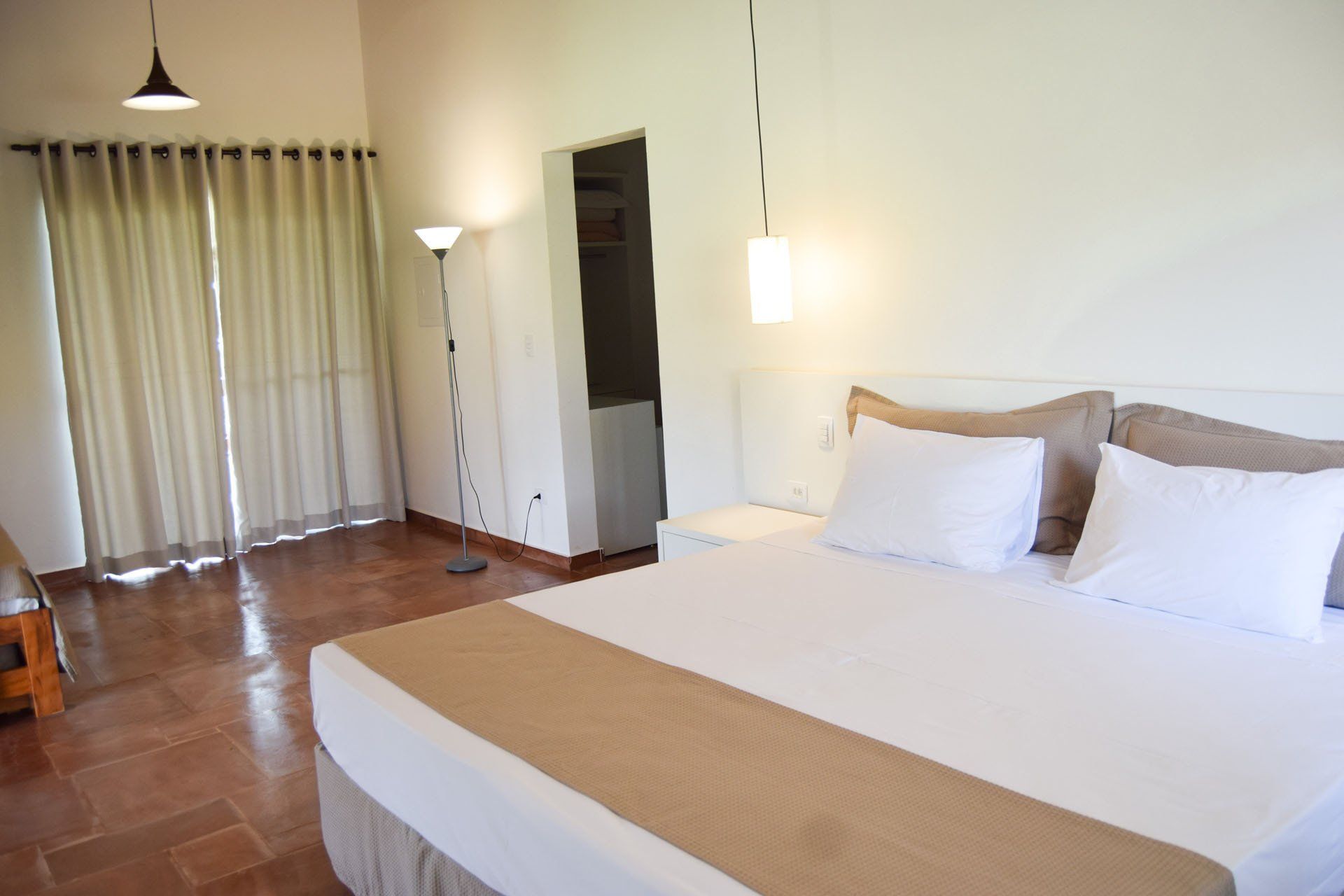 Linda cama confortável do quarto Experience