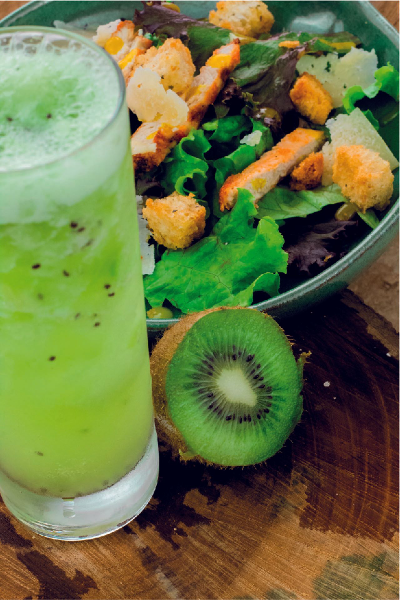 Uma salada e um suco da fruta sempre é bem-vindo