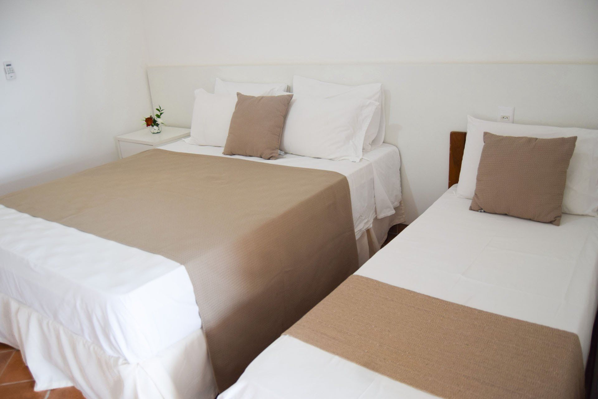 Quarto superior varanda com duas camas hotel fazenda vale das águas